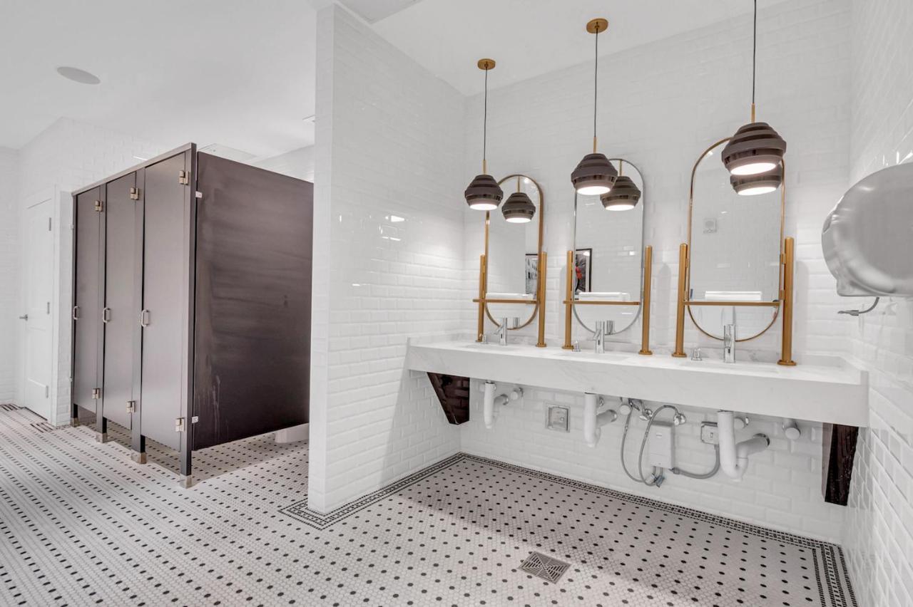 Beautiful With King Bed & Free Parking Apartment *