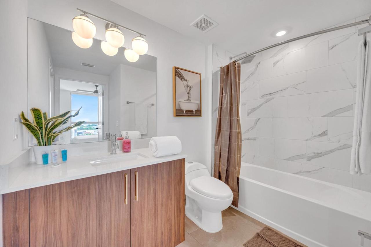 Beautiful With King Bed & Free Parking Apartment *