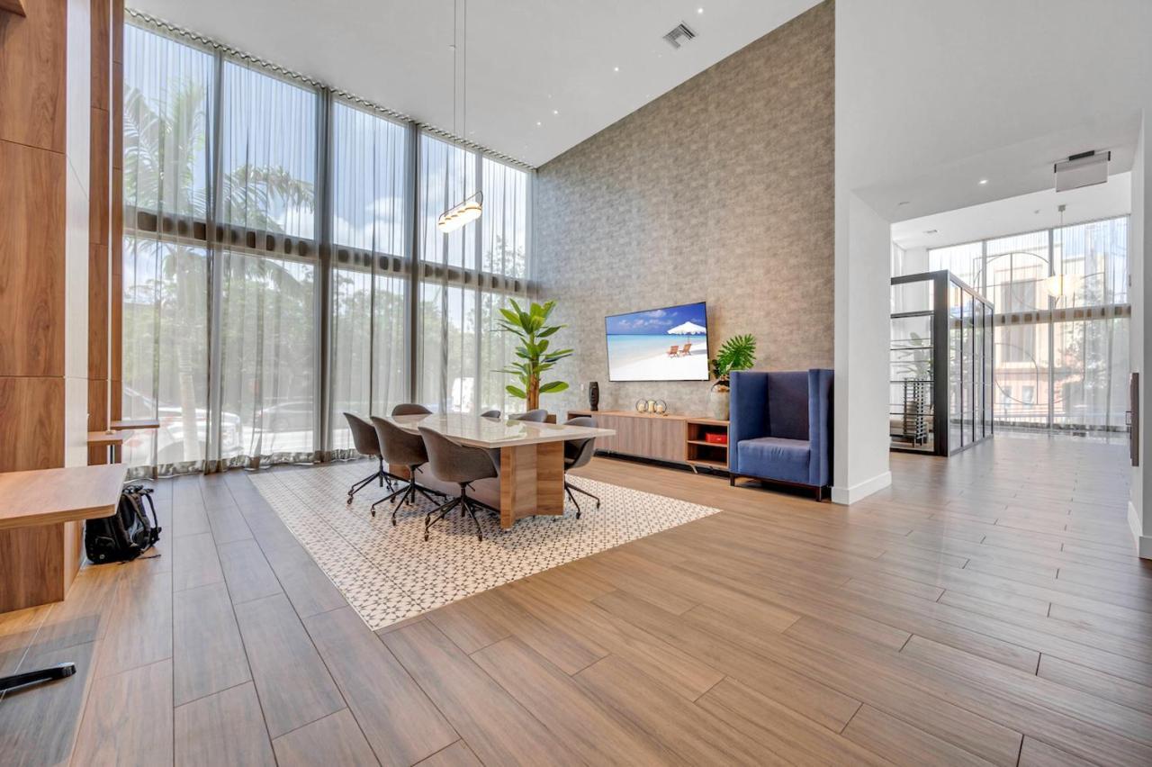 Beautiful With King Bed & Free Parking Apartment *