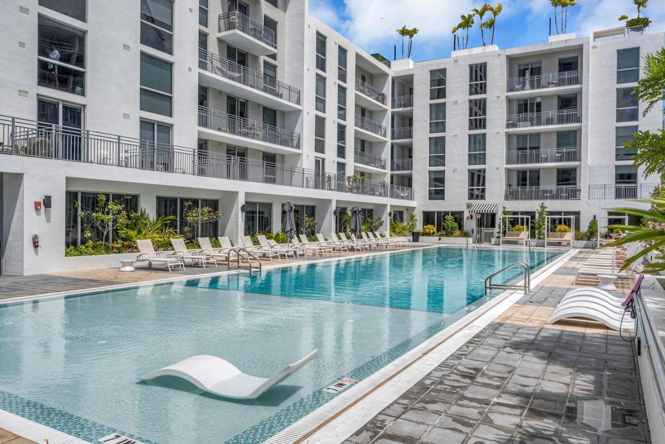 Beautiful With King Bed & Free Parking Apartment *