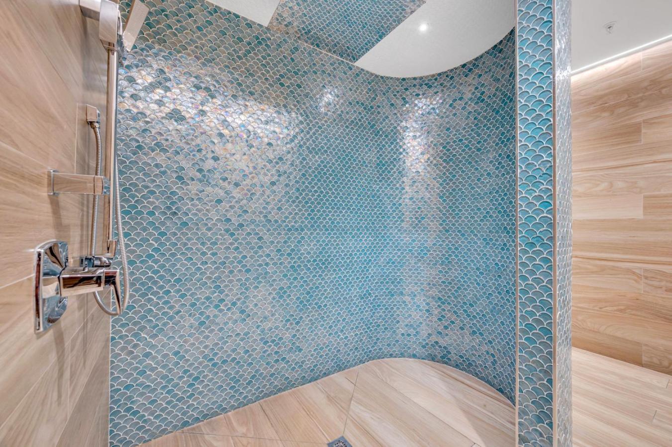 Beautiful With King Bed & Free Parking *