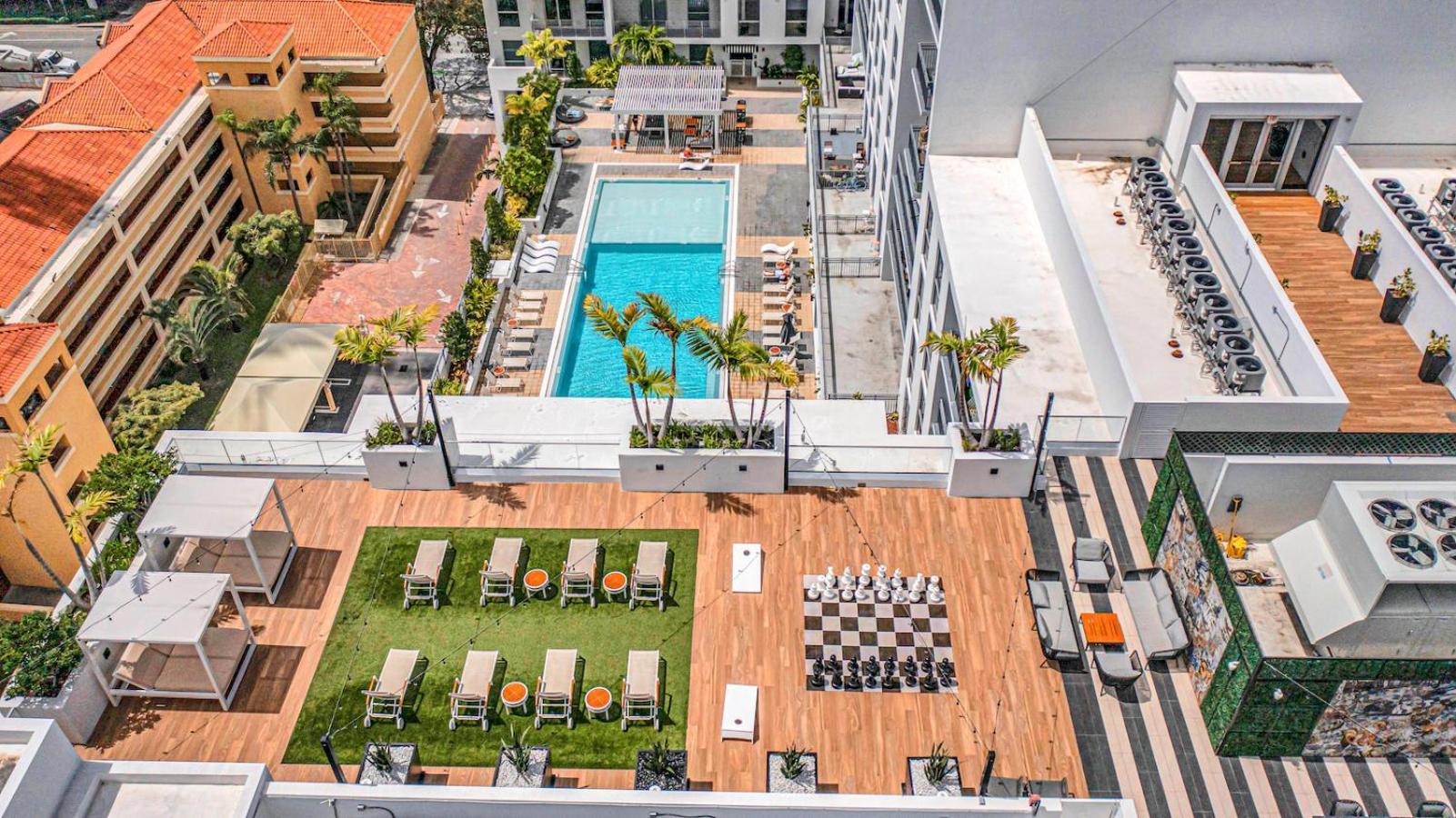 Beautiful With King Bed & Free Parking Apartment *